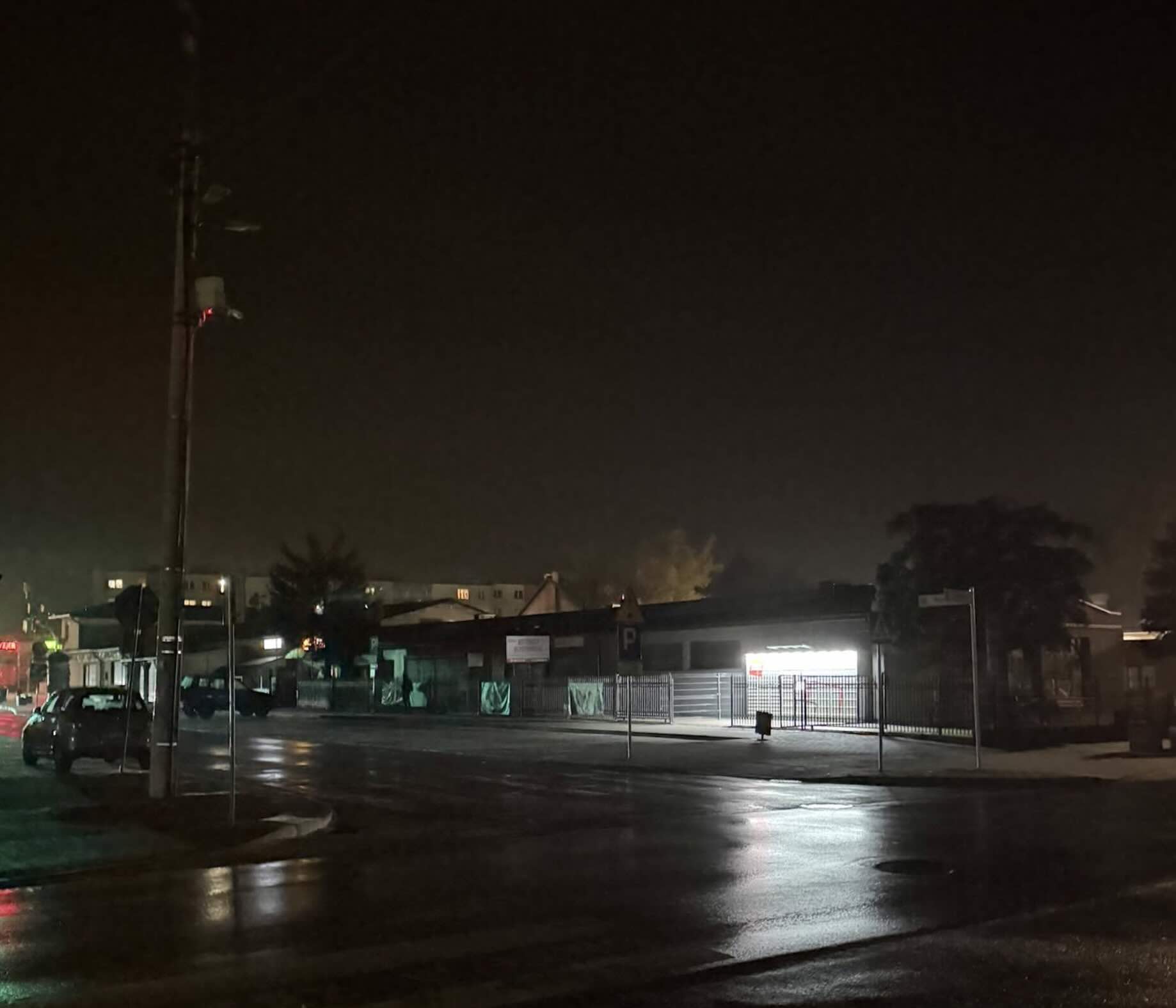 Paczkomat w Białobrzegach ma nową funkcję. Doświetla skrzyżowanie